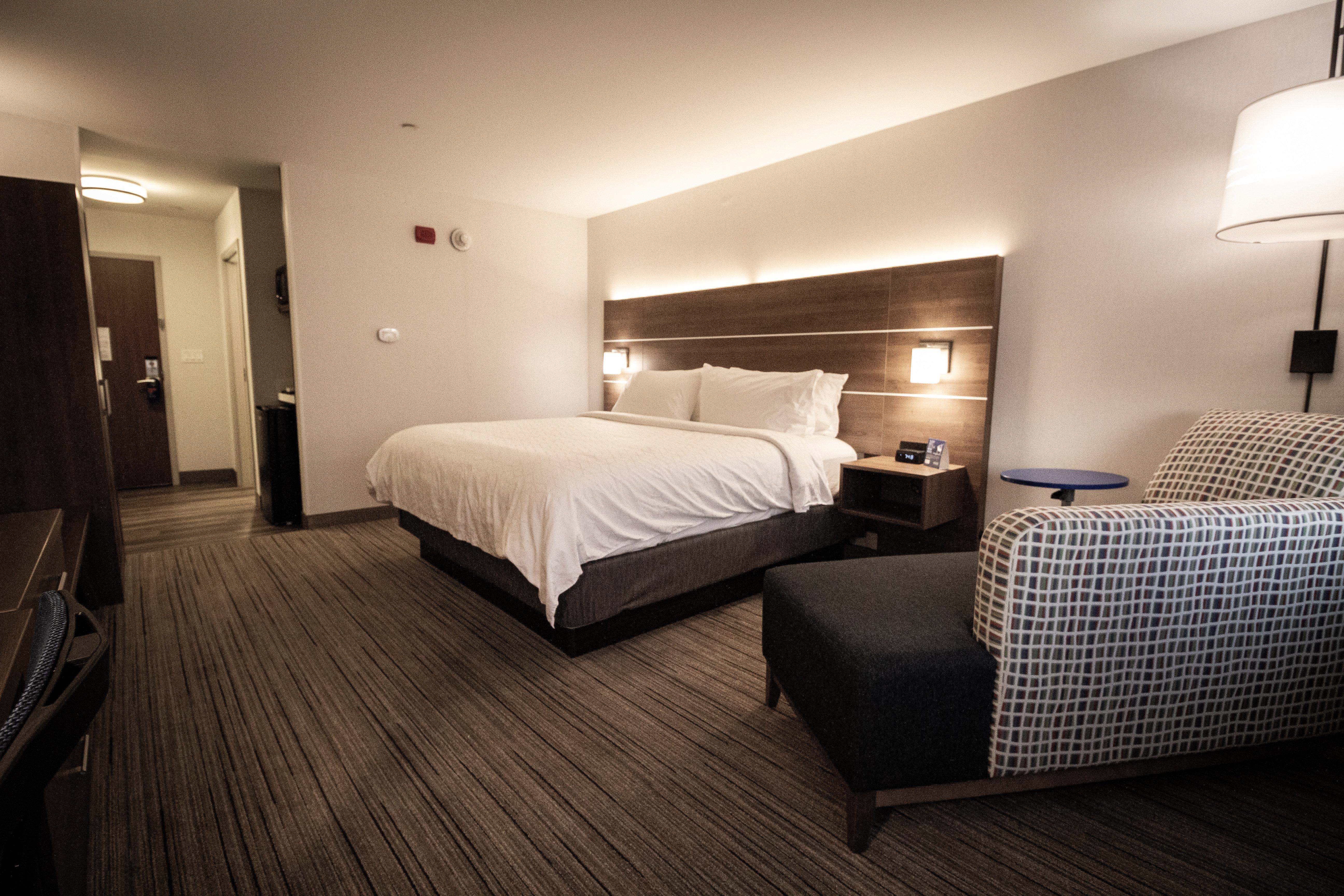 Holiday Inn Express & Suites - Boston South - Randolph By Ihg Exterior photo