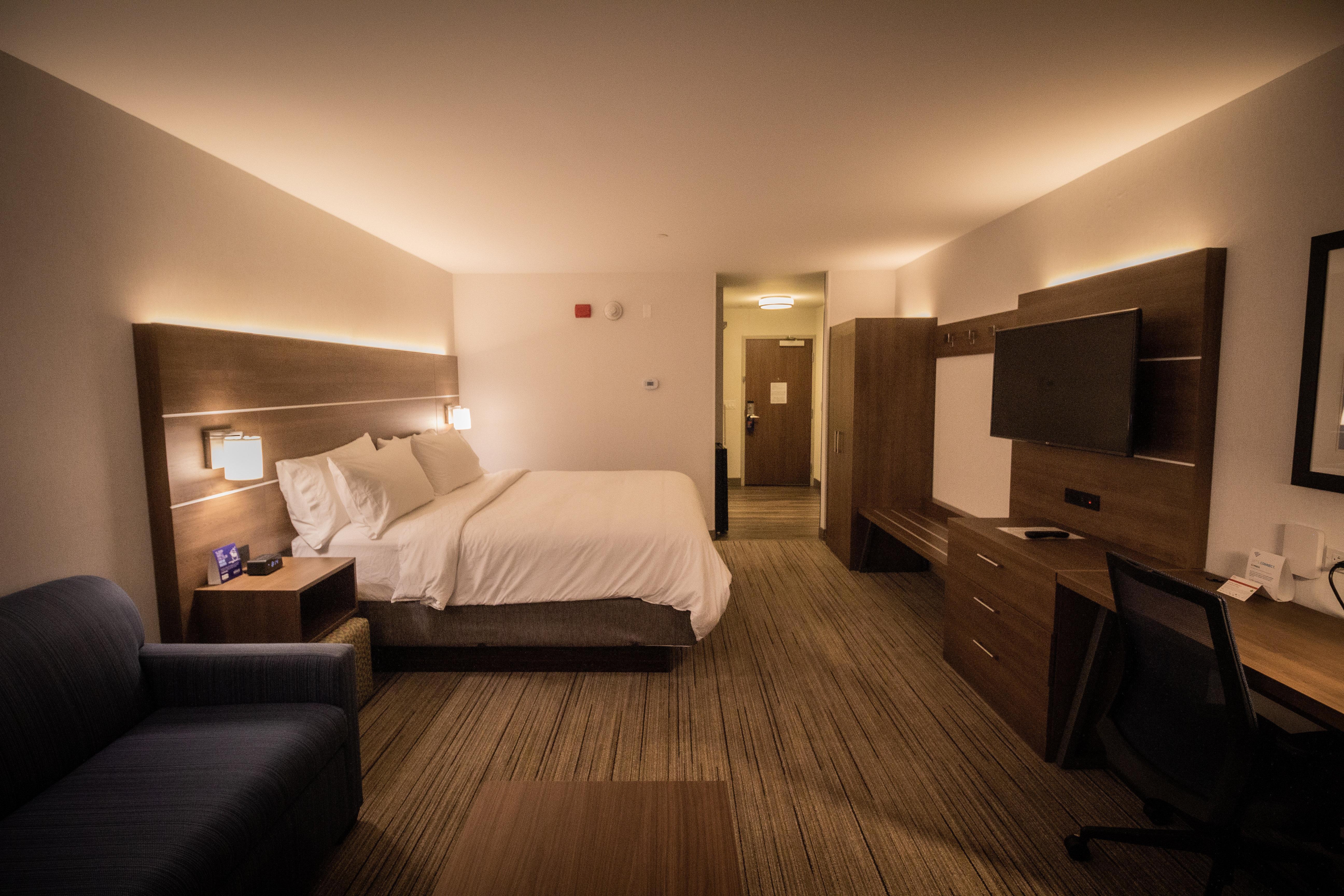 Holiday Inn Express & Suites - Boston South - Randolph By Ihg Exterior photo