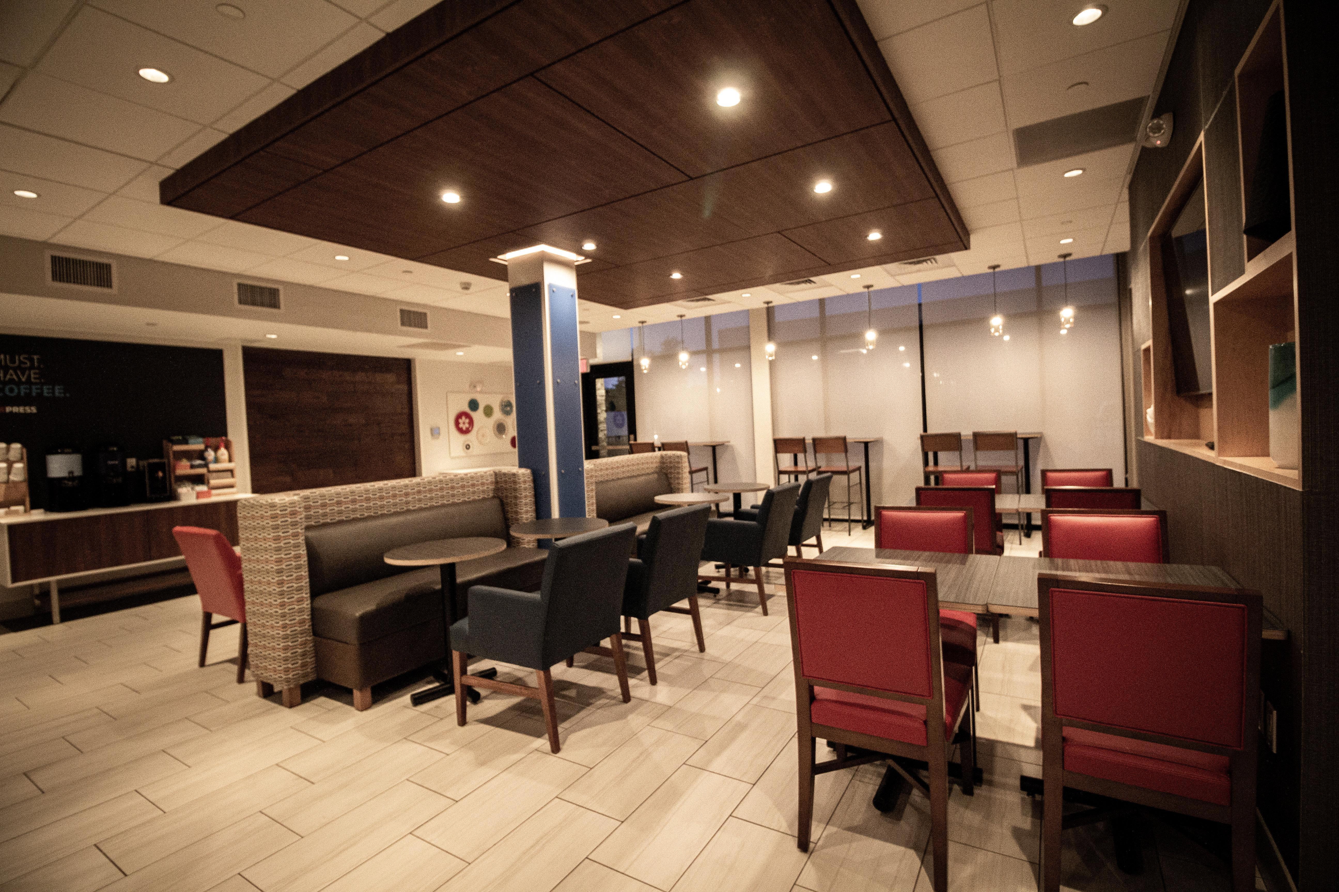 Holiday Inn Express & Suites - Boston South - Randolph By Ihg Exterior photo