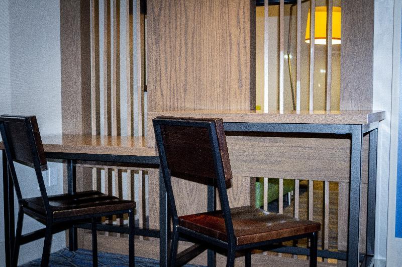 Holiday Inn Express & Suites - Boston South - Randolph By Ihg Exterior photo